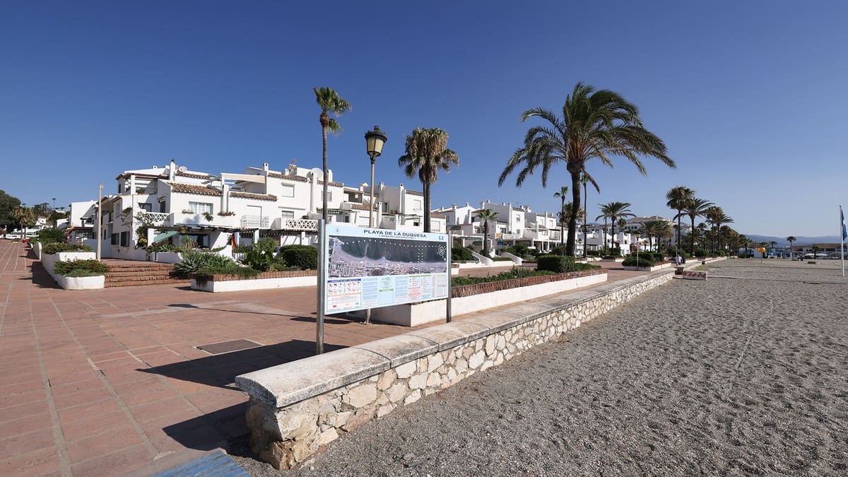 2 makuuhuone Ranta-asunto myytävänä paikassa La Duquesa / Puerto de la Duquesa mukana uima-altaan 
autotalli - 299 000 € (Ref: 9985867)
