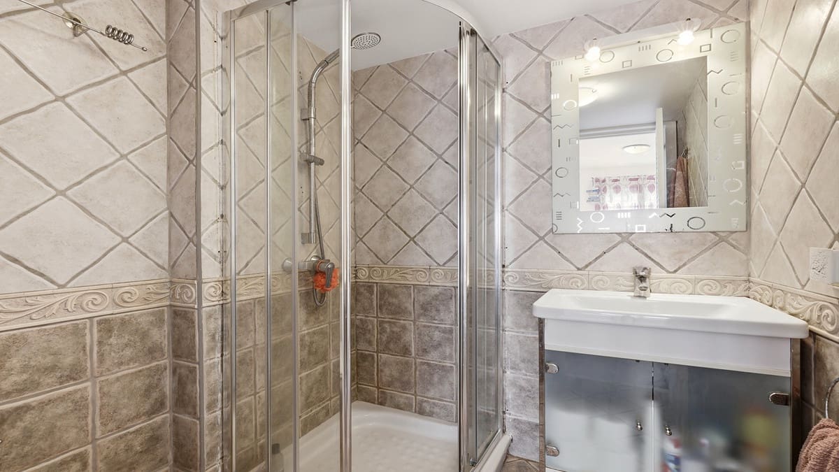 2 makuuhuone Ranta-asunto myytävänä paikassa La Duquesa / Puerto de la Duquesa mukana uima-altaan 
autotalli - 299 000 € (Ref: 9985867)