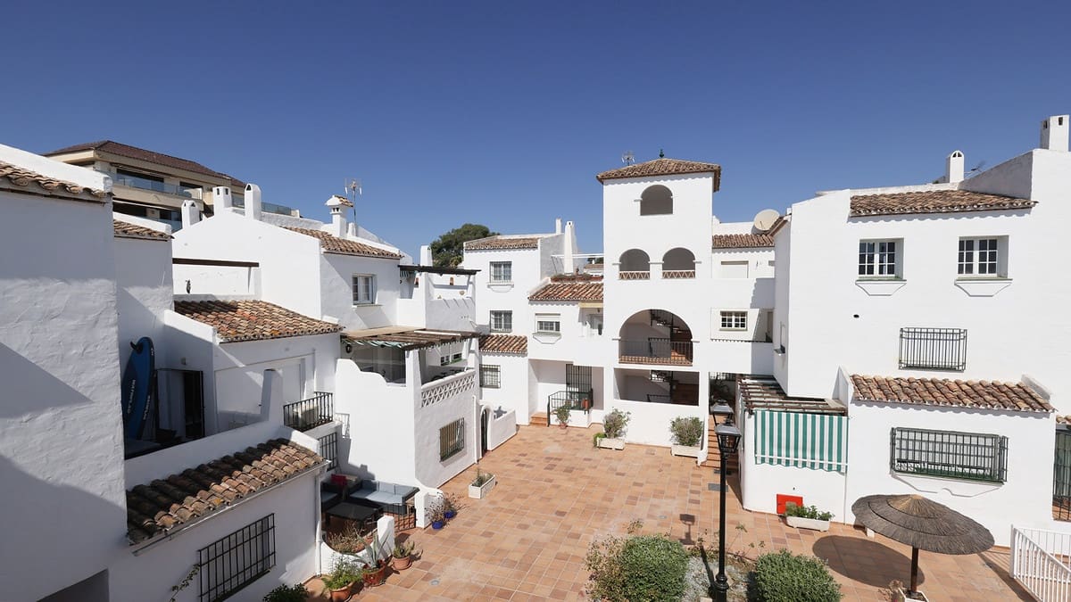 2 makuuhuone Ranta-asunto myytävänä paikassa La Duquesa / Puerto de la Duquesa mukana uima-altaan 
autotalli - 299 000 € (Ref: 9985867)