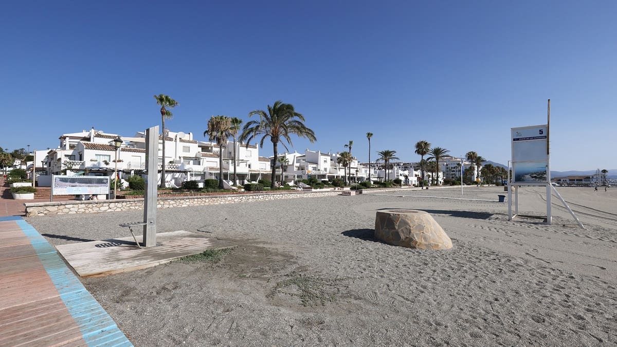 2 makuuhuone Ranta-asunto myytävänä paikassa La Duquesa / Puerto de la Duquesa mukana uima-altaan 
autotalli - 299 000 € (Ref: 9985867)