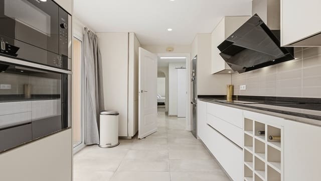 Ático de 3 habitaciones en La Duquesa / Puerto de la Duquesa, Manilva en venta con piscina garaje - 495.000 € (Ref: 9994686)