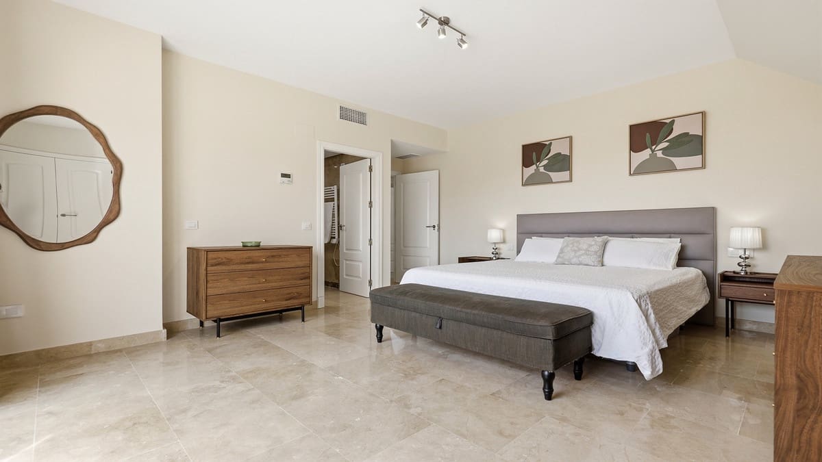Ático de 3 habitaciones en La Duquesa / Puerto de la Duquesa en venta con piscina garaje - 495.000 € (Ref: 9994686)