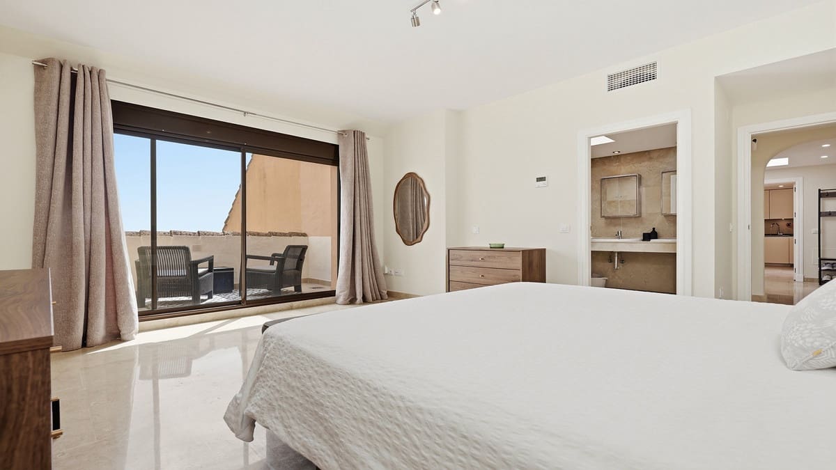 Ático de 3 habitaciones en La Duquesa / Puerto de la Duquesa en venta con piscina garaje - 495.000 € (Ref: 9994686)