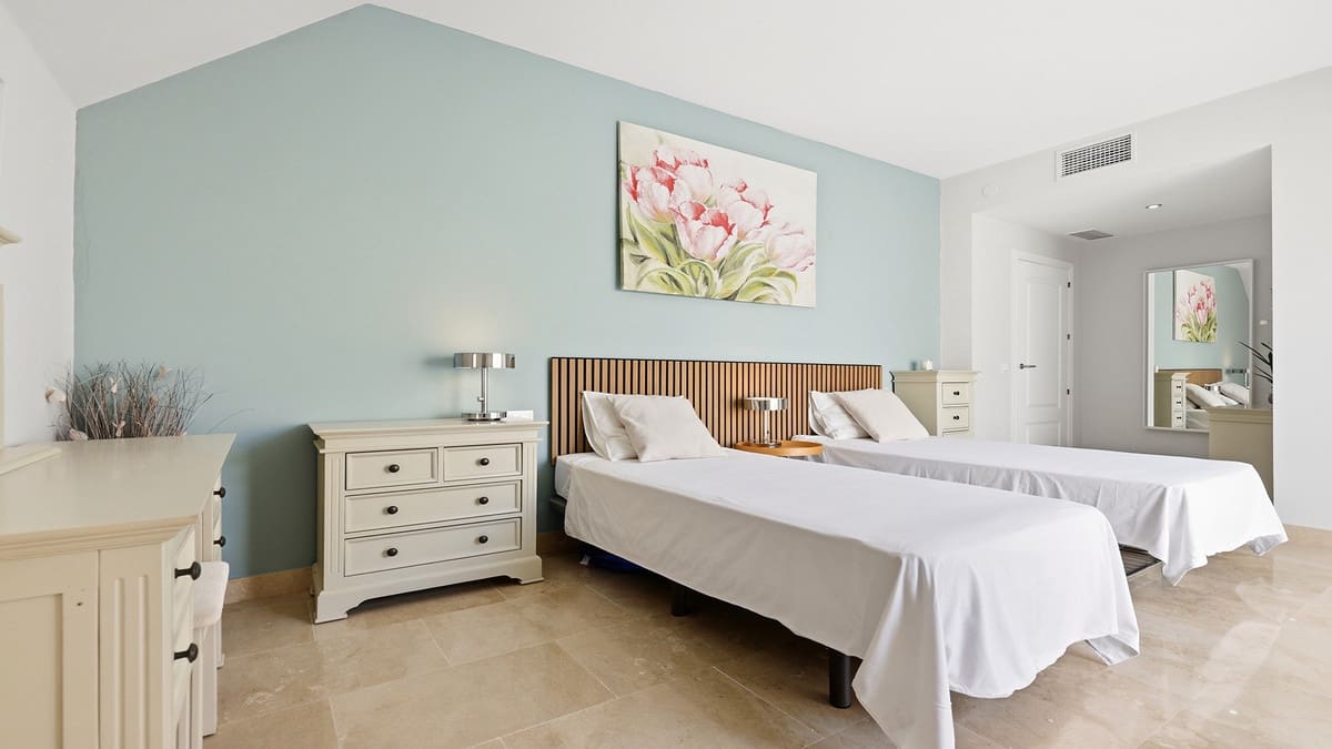 Ático de 3 habitaciones en La Duquesa / Puerto de la Duquesa en venta con piscina garaje - 495.000 € (Ref: 9994686)