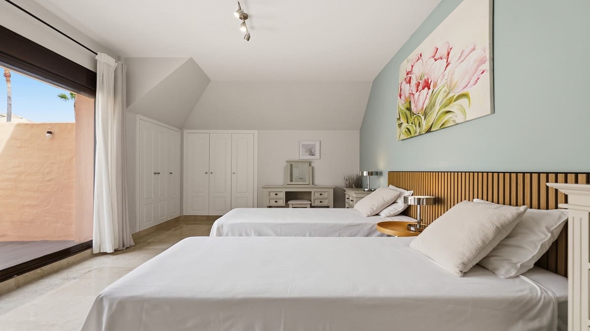 Ático de 3 habitaciones en La Duquesa / Puerto de la Duquesa en venta con piscina garaje - 495.000 € (Ref: 9994686)