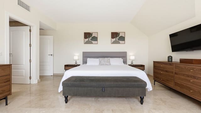 Ático de 3 habitaciones en La Duquesa / Puerto de la Duquesa, Manilva en venta con piscina garaje - 495.000 € (Ref: 9994686)