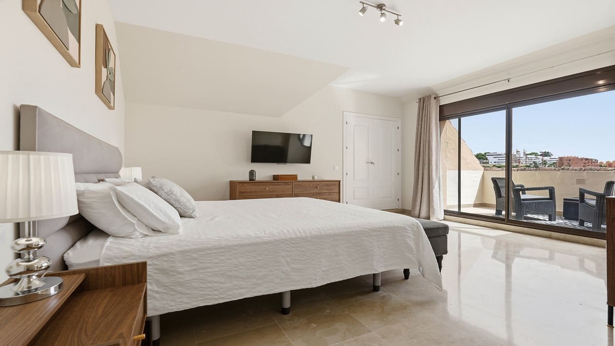 Ático de 3 habitaciones en La Duquesa / Puerto de la Duquesa en venta con piscina garaje - 495.000 € (Ref: 9994686)