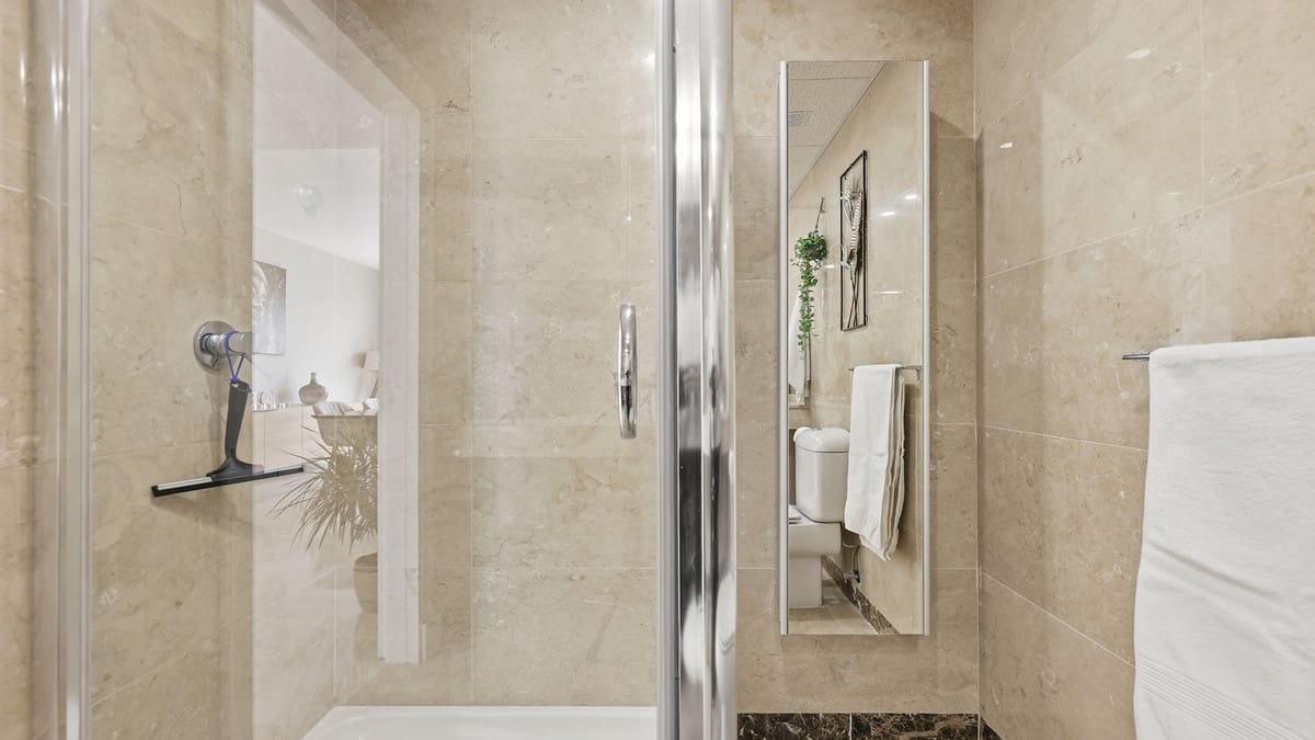 Ático de 3 habitaciones en La Duquesa / Puerto de la Duquesa en venta con piscina garaje - 495.000 € (Ref: 9994686)