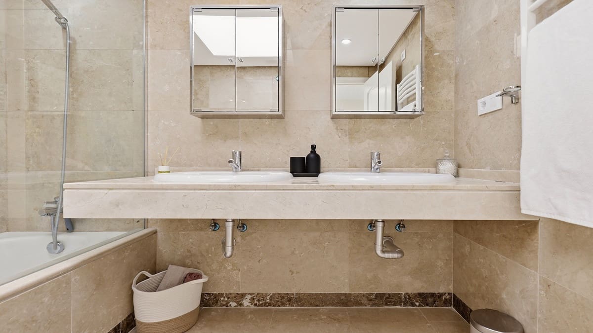 Ático de 3 habitaciones en La Duquesa / Puerto de la Duquesa en venta con piscina garaje - 495.000 € (Ref: 9994686)
