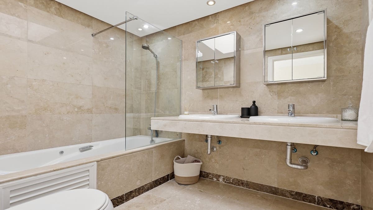 Ático de 3 habitaciones en La Duquesa / Puerto de la Duquesa en venta con piscina garaje - 495.000 € (Ref: 9994686)