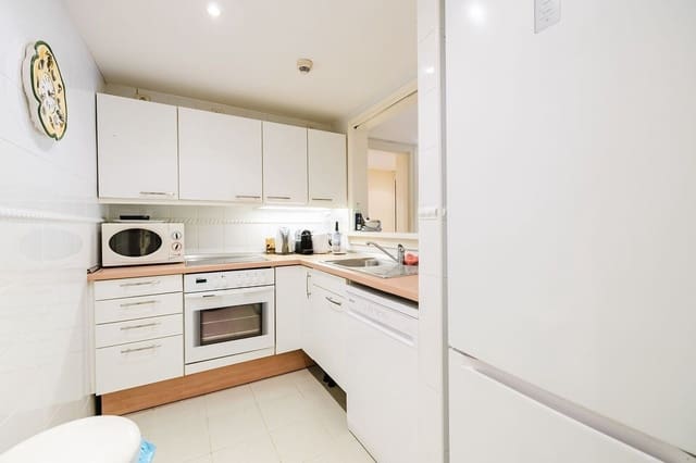 2 soveværelse Strandlejlighed til salg i Estepona med swimmingpool garage - € 1.145.000 (Ref: 9994700)