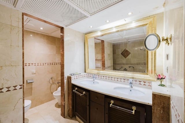 2 soveværelse Strandlejlighed til salg i Estepona med swimmingpool garage - € 1.145.000 (Ref: 9994700)