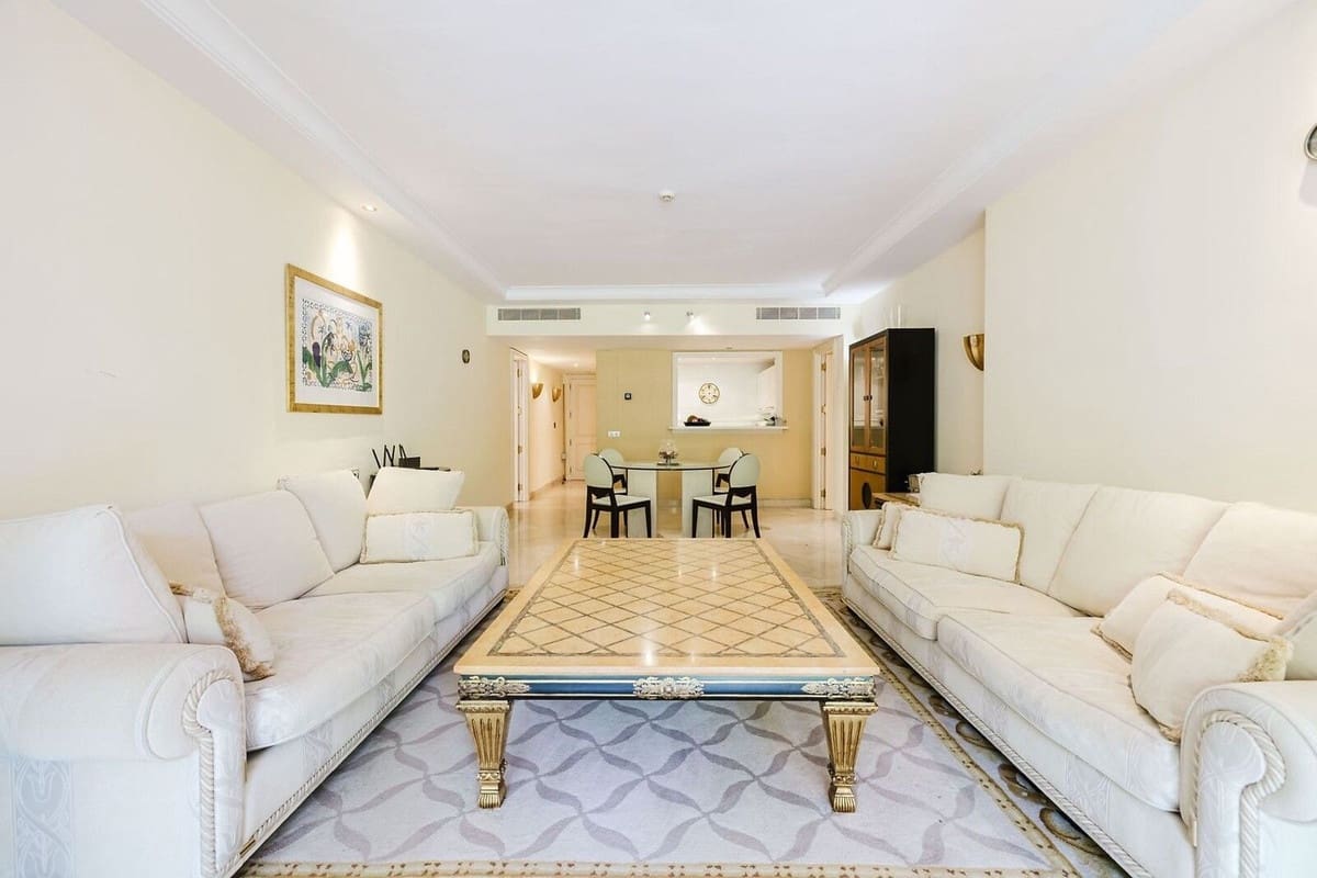 2 soveværelse Strandlejlighed til salg i Estepona med swimmingpool garage - € 1.145.000 (Ref: 9994700)
