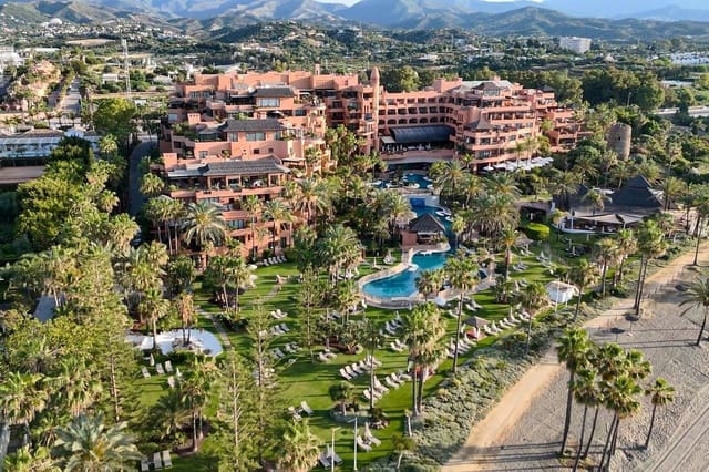 2 soveværelse Strandlejlighed til salg i Estepona med swimmingpool garage - € 1.145.000 (Ref: 9994700)