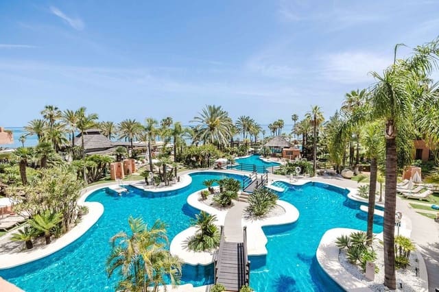 2 soveværelse Strandlejlighed til salg i Estepona med swimmingpool garage - € 1.145.000 (Ref: 9994700)
