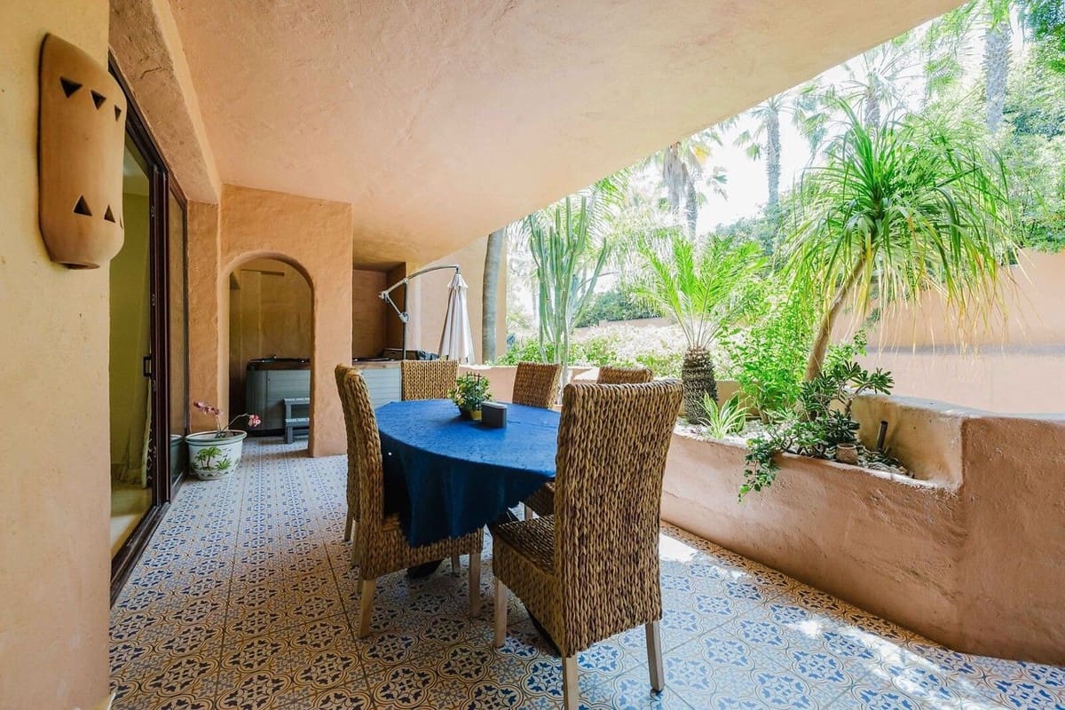 2 soveværelse Strandlejlighed til salg i Estepona med swimmingpool garage - € 1.145.000 (Ref: 9994700)