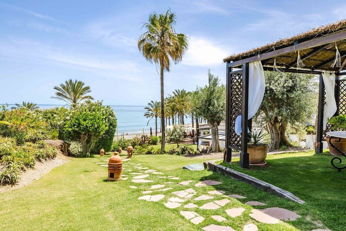 2 soveværelse Strandlejlighed til salg i Estepona med swimmingpool garage - € 1.145.000 (Ref: 9994700)