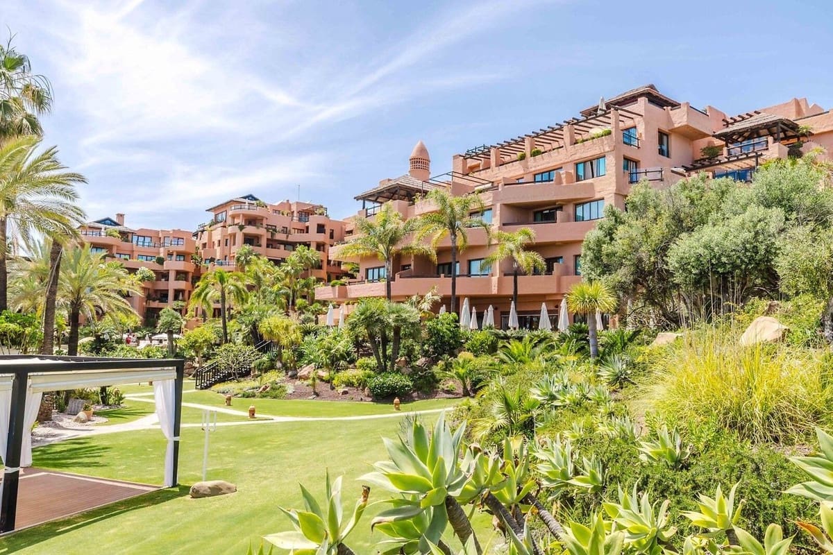 2 soveværelse Strandlejlighed til salg i Estepona med swimmingpool garage - € 1.145.000 (Ref: 9994700)