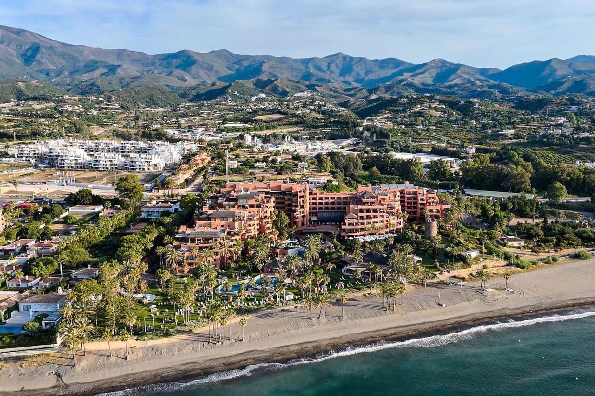 2 soveværelse Strandlejlighed til salg i Estepona med swimmingpool garage - € 1.145.000 (Ref: 9994700)