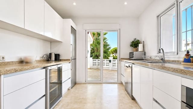 3 makuuhuone Huvila myytävänä paikassa Las Chapas - El Rosario, Marbella mukana uima-altaan 
autotalli - 1 349 000 € (Ref: 9997796)
