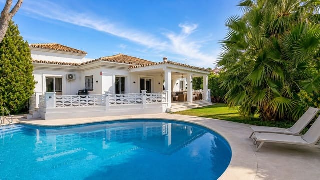 3 makuuhuone Huvila myytävänä paikassa Las Chapas - El Rosario, Marbella mukana uima-altaan 
autotalli - 1 349 000 € (Ref: 9997796)