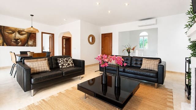 3 makuuhuone Huvila myytävänä paikassa Las Chapas - El Rosario, Marbella mukana uima-altaan 
autotalli - 1 349 000 € (Ref: 9997796)