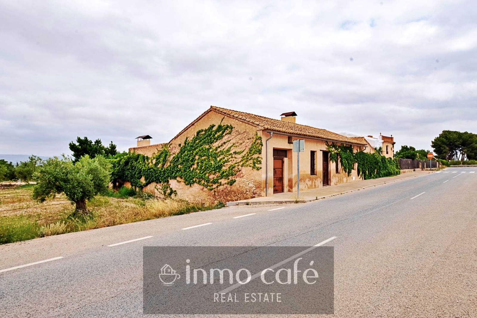 2 bedroom Finca/Country House for sale in Biar with pool garage - € 200,000 (Ref: 8686541)