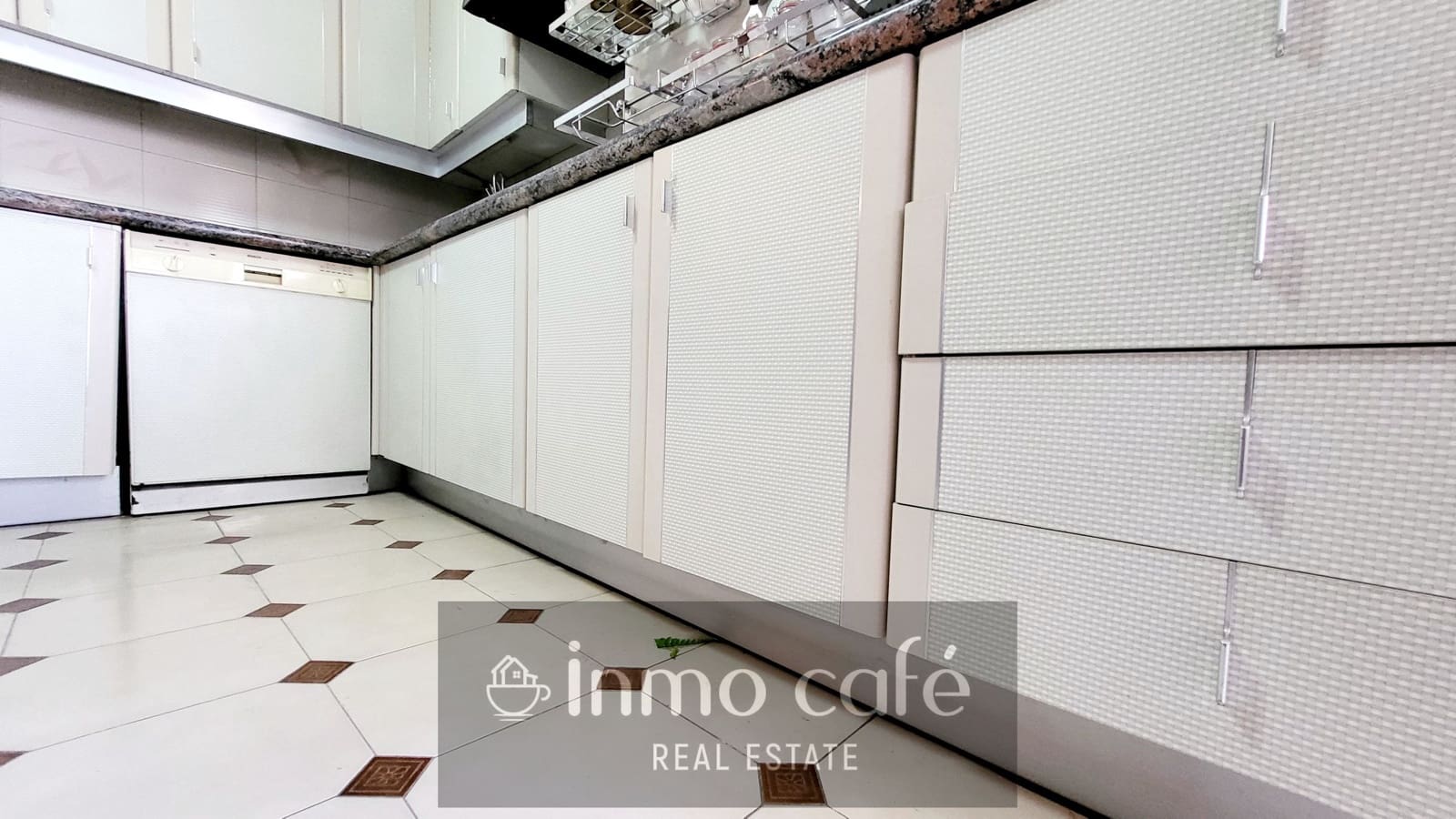 4 bedroom Apartment for sale in Alicante / Alacant city with pool garage - € 365,000 (Ref: 8887129)