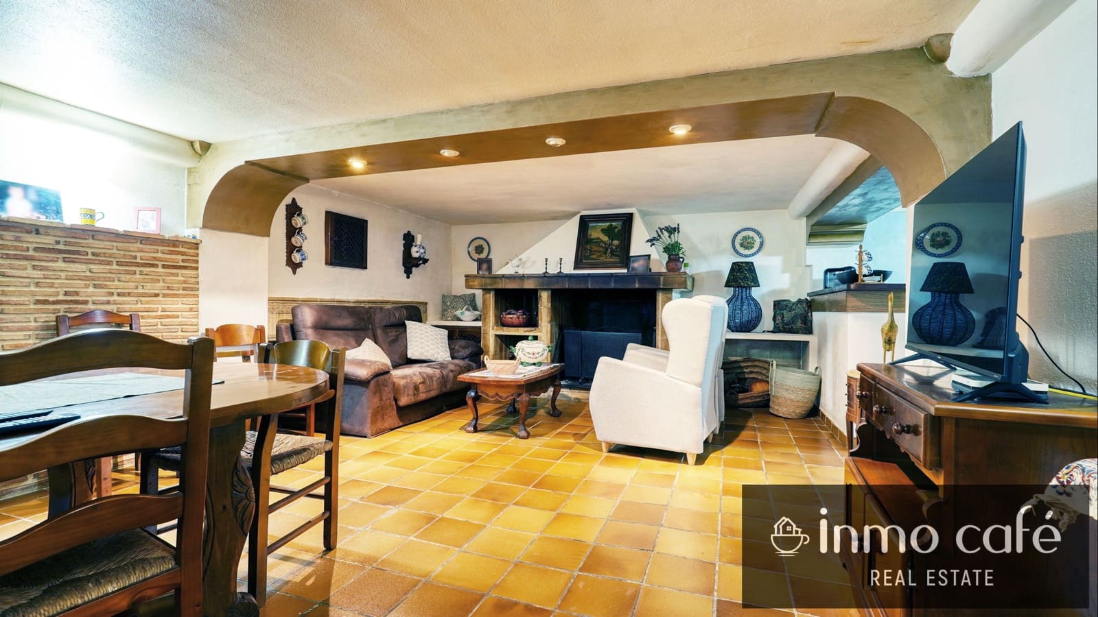 7 bedroom Villa for sale in Canals with garage - € 400,000 (Ref: 9560705)