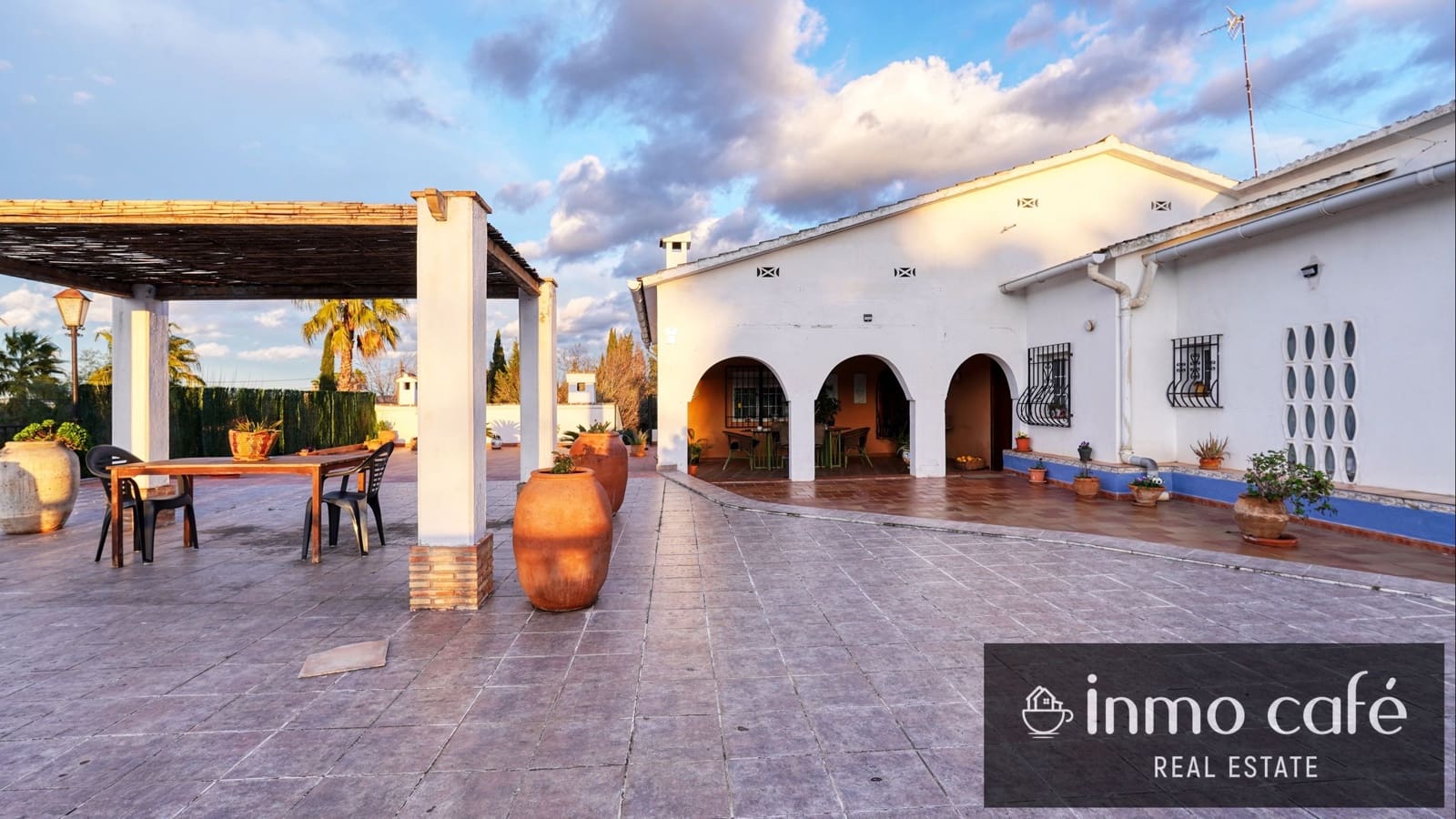 7 bedroom Villa for sale in Canals with garage - € 400,000 (Ref: 9560705)
