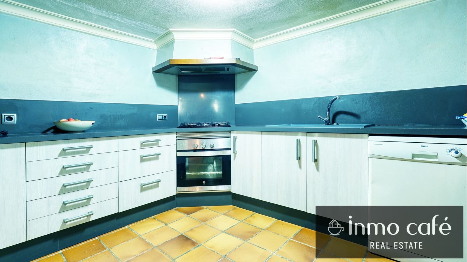 7 bedroom Villa for sale in Canals with garage - € 400,000 (Ref: 9560705)