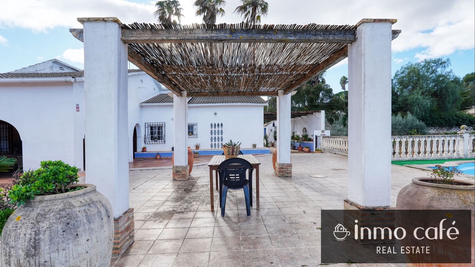 7 bedroom Villa for sale in Canals with garage - € 400,000 (Ref: 9560705)