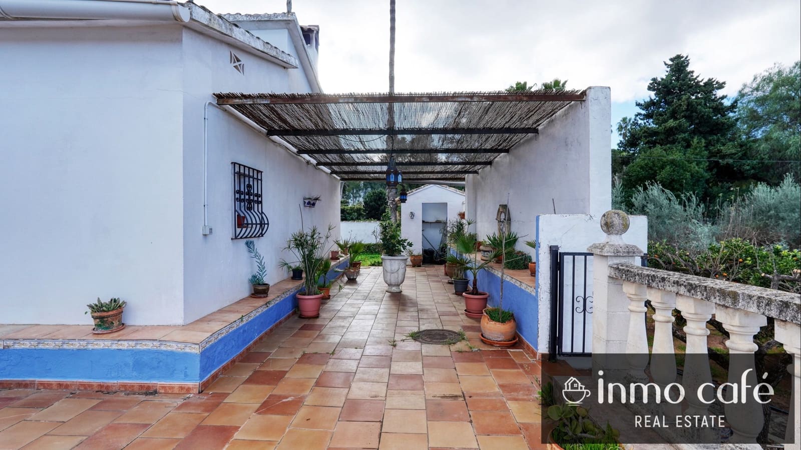 7 bedroom Villa for sale in Canals with garage - € 400,000 (Ref: 9560705)