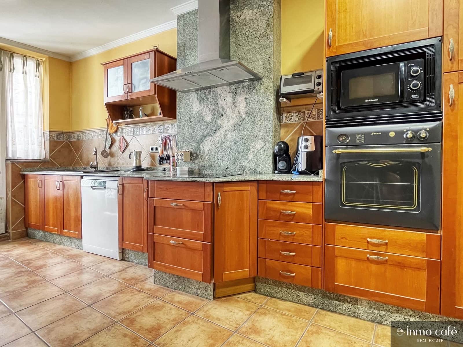 4 quarto Casa em Banda para venda em Anna com garagem - 150 000 € (Ref: 9564129)