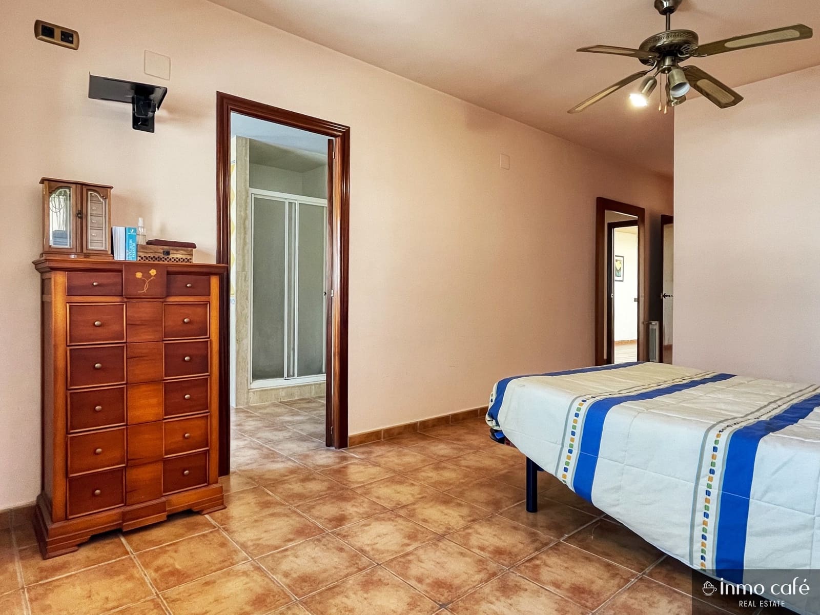 4 quarto Casa em Banda para venda em Anna com garagem - 150 000 € (Ref: 9564129)