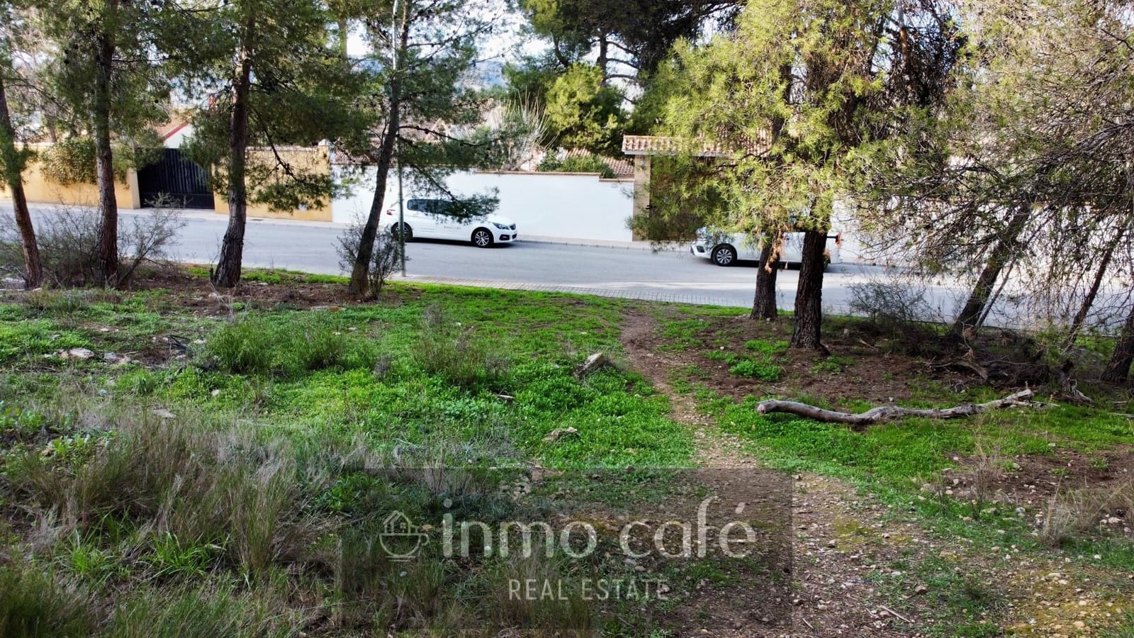 Building Plot for sale in Canada - € 70,000 (Ref: 9786949)