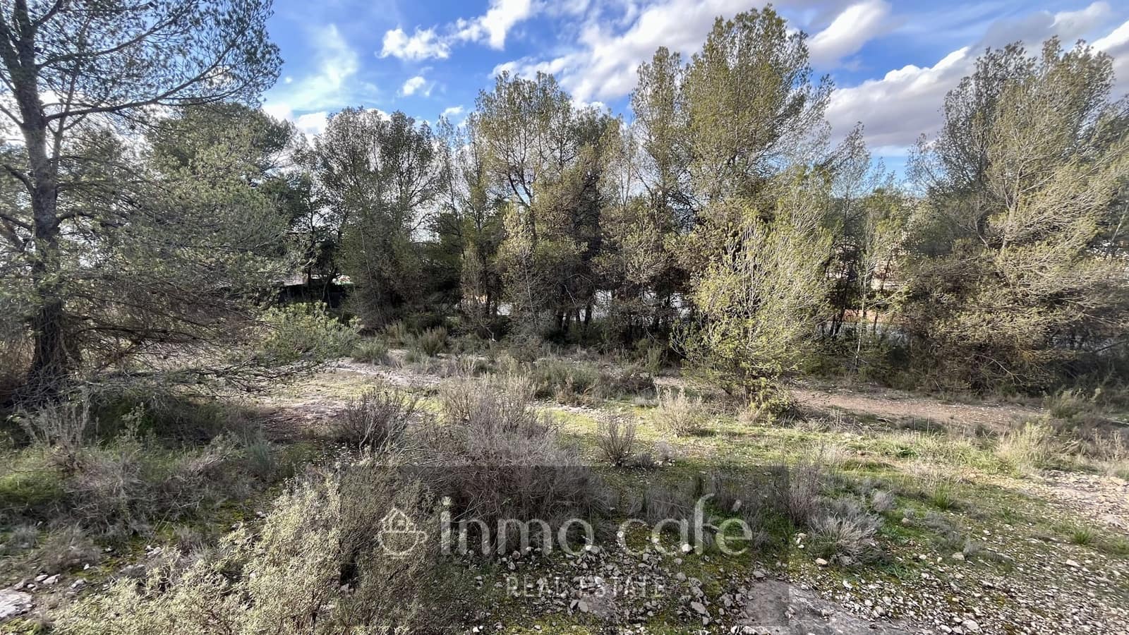 Building Plot for sale in Canada - € 70,000 (Ref: 9786949)