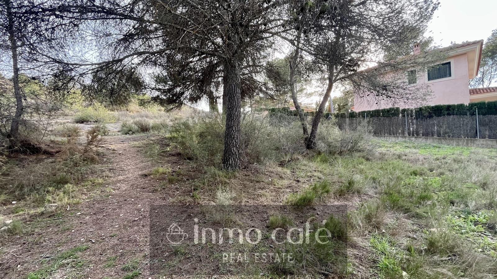 Building Plot for sale in Canada - € 70,000 (Ref: 9786949)