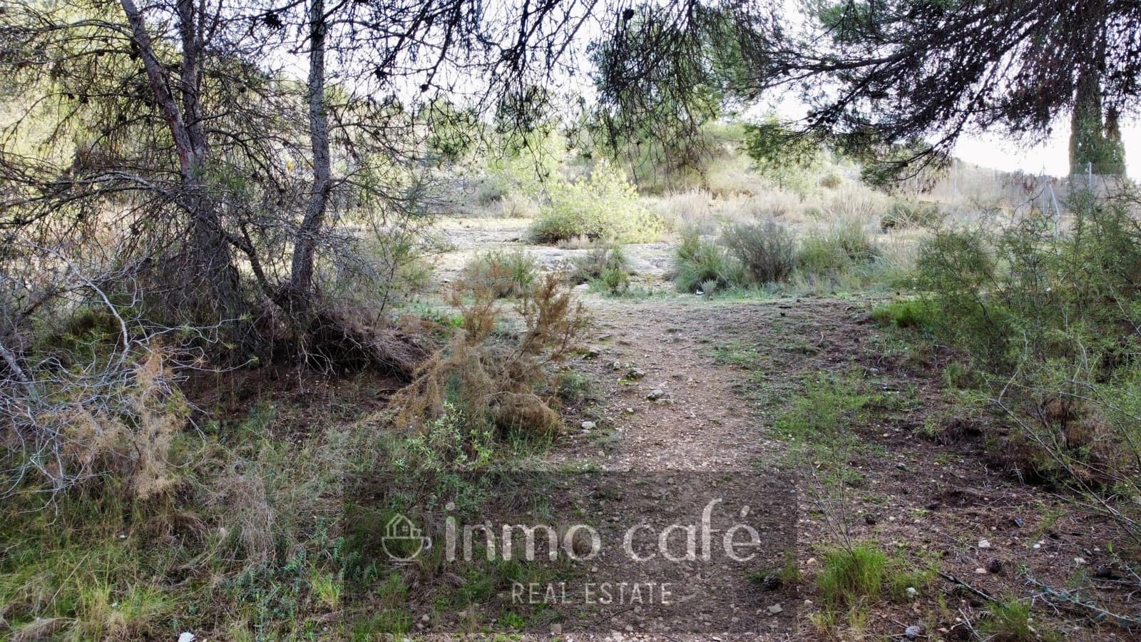 Building Plot for sale in Canada - € 70,000 (Ref: 9786949)