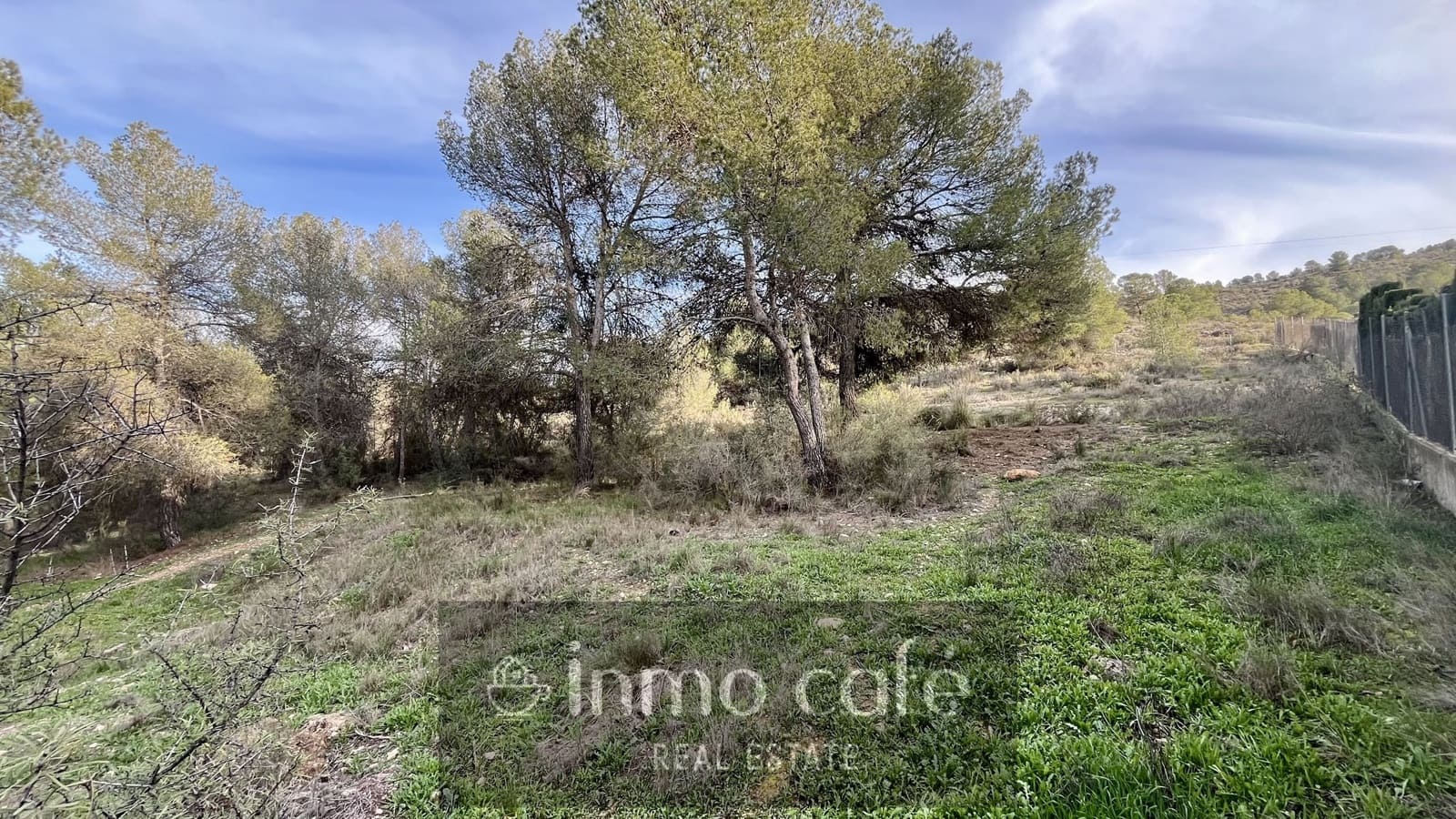 Building Plot for sale in Canada - € 61,000 (Ref: 9786950)