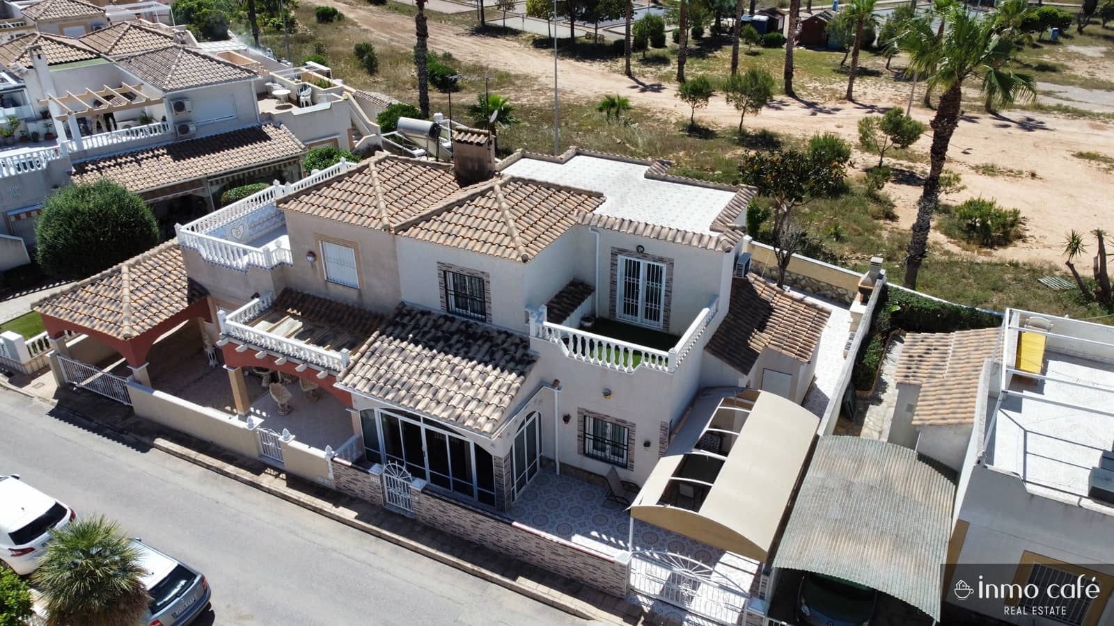 4 makuuhuone Omakotitalo myytävänä paikassa Orihuela Costa mukana uima-altaan 
autotalli - 280 000 € (Ref: 9838471)