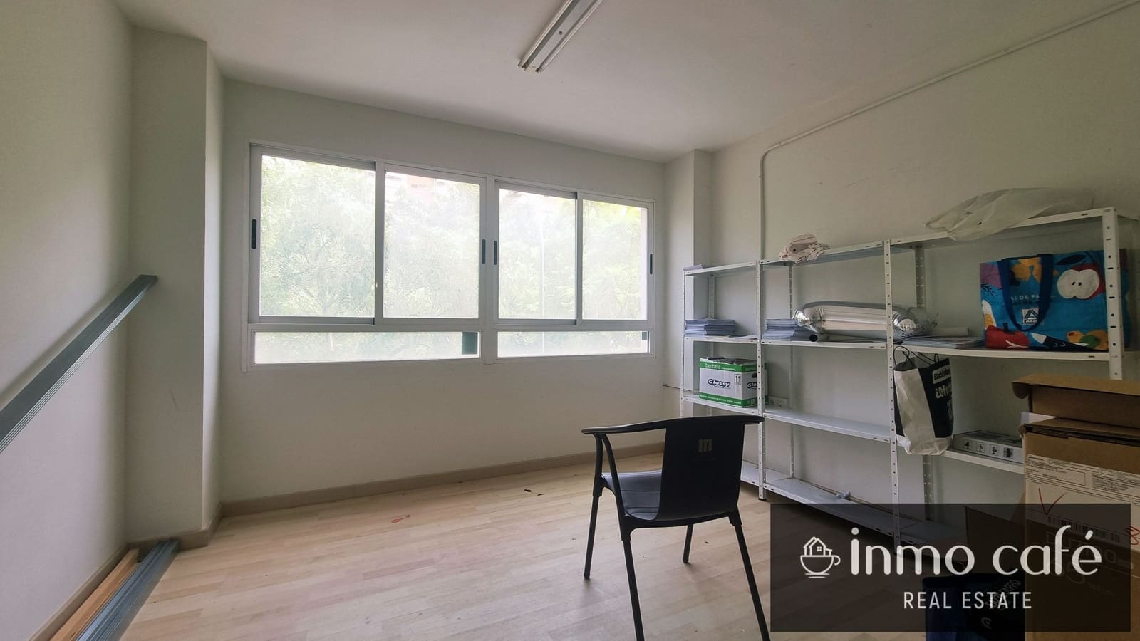 Kommersiell til salgs i Alicante by med garasje - € 130 000 (Ref: 9979158)