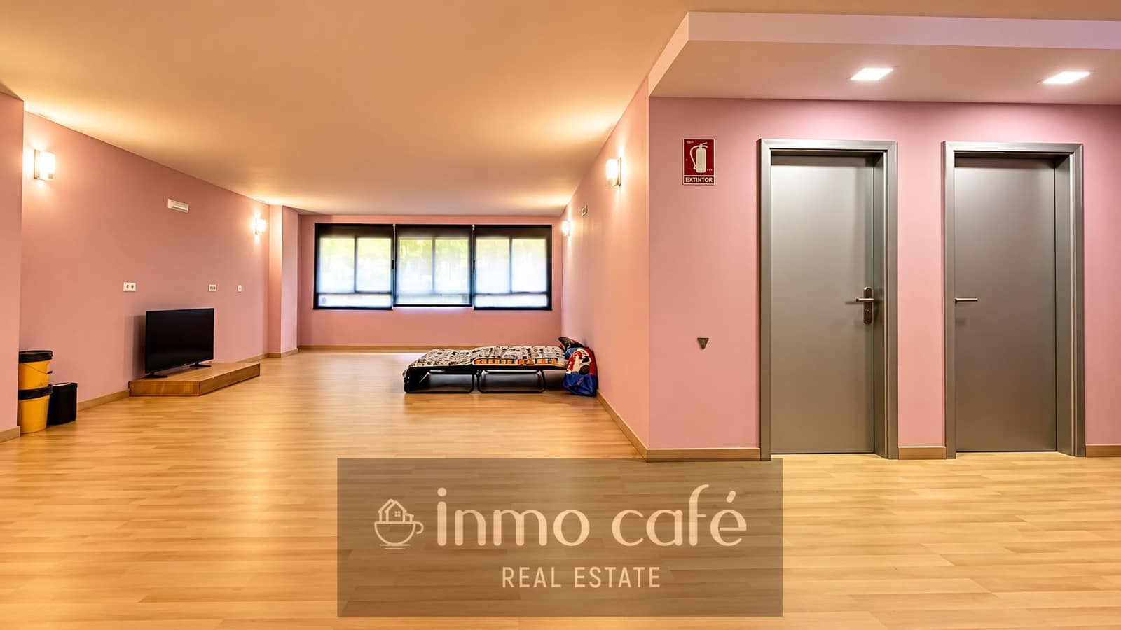 Commercial for sale in Alicante / Alacant city with garage - € 115,000 (Ref: 9979158)