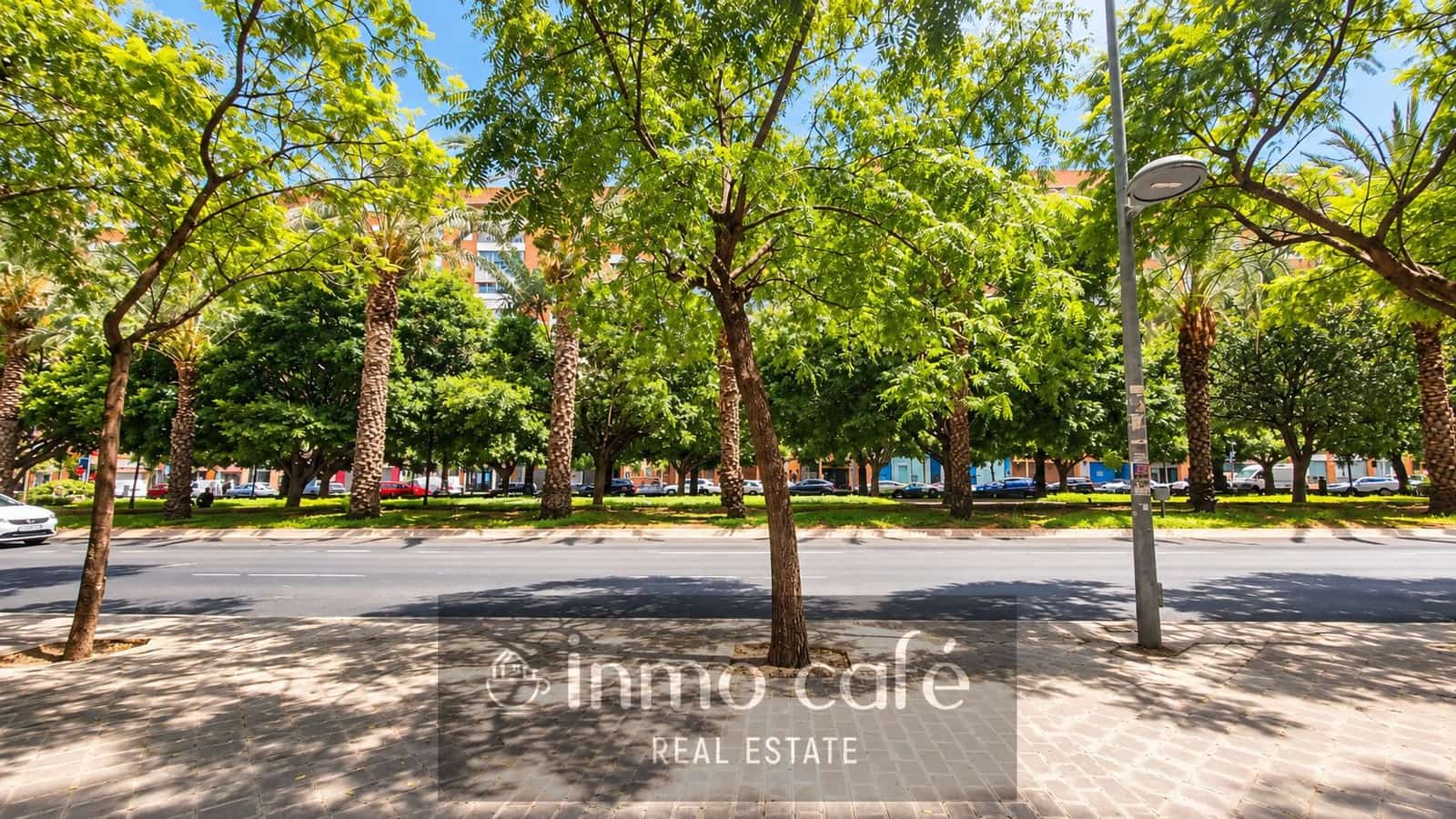 Commercial for sale in Alicante / Alacant city with garage - € 115,000 (Ref: 9979158)