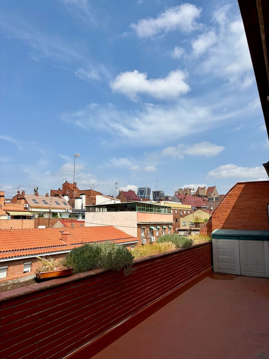 3 sovrum Takvåning att hyra i Madrid stad med garage - 2 400 € (Ref: 10051996)