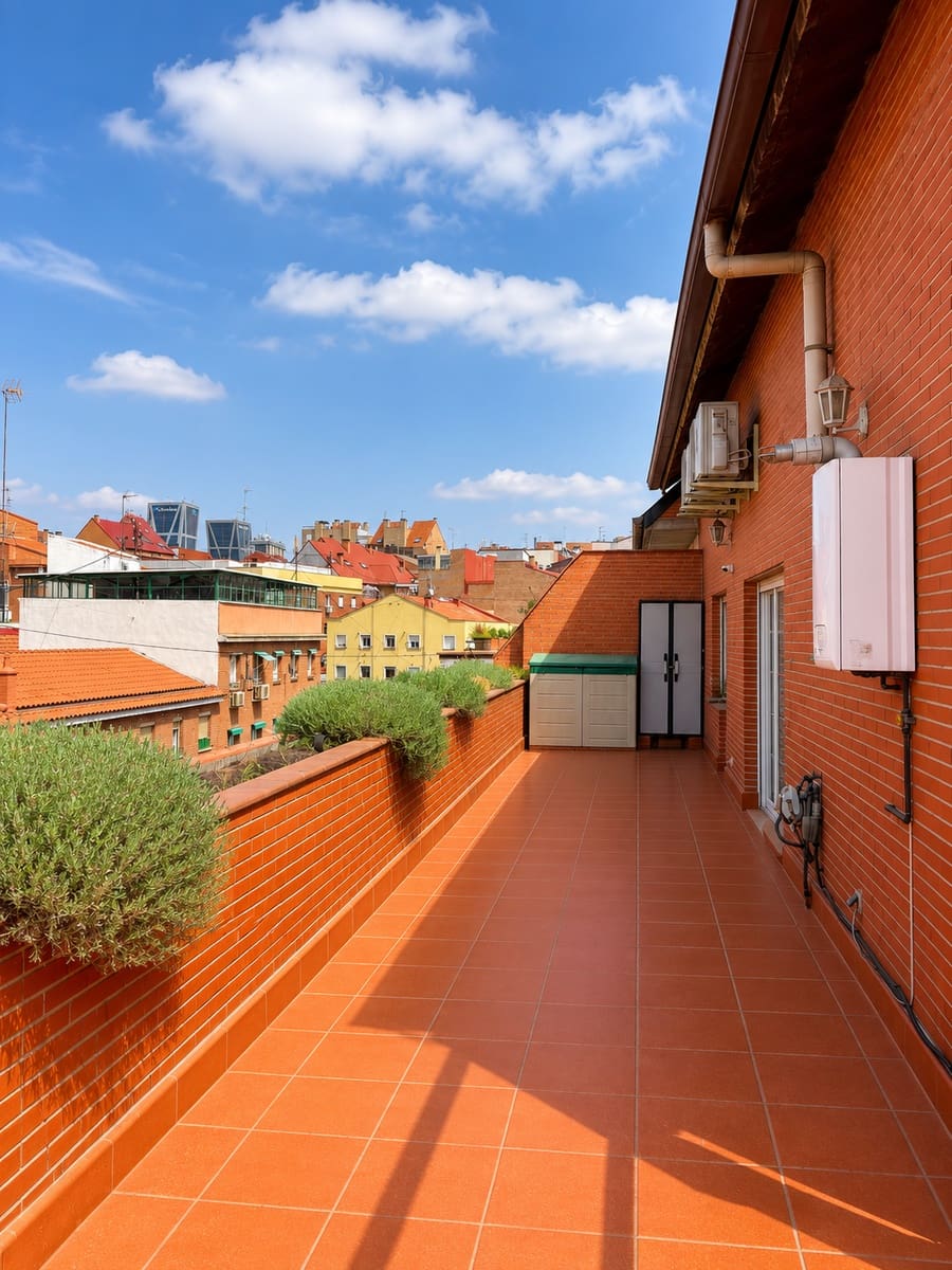 3 sovrum Takvåning att hyra i Madrid stad med garage - 2 400 € (Ref: 10051996)