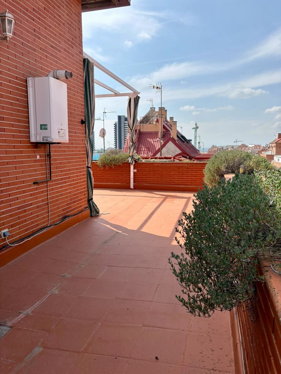 3 sovrum Takvåning att hyra i Madrid stad med garage - 2 400 € (Ref: 10051996)