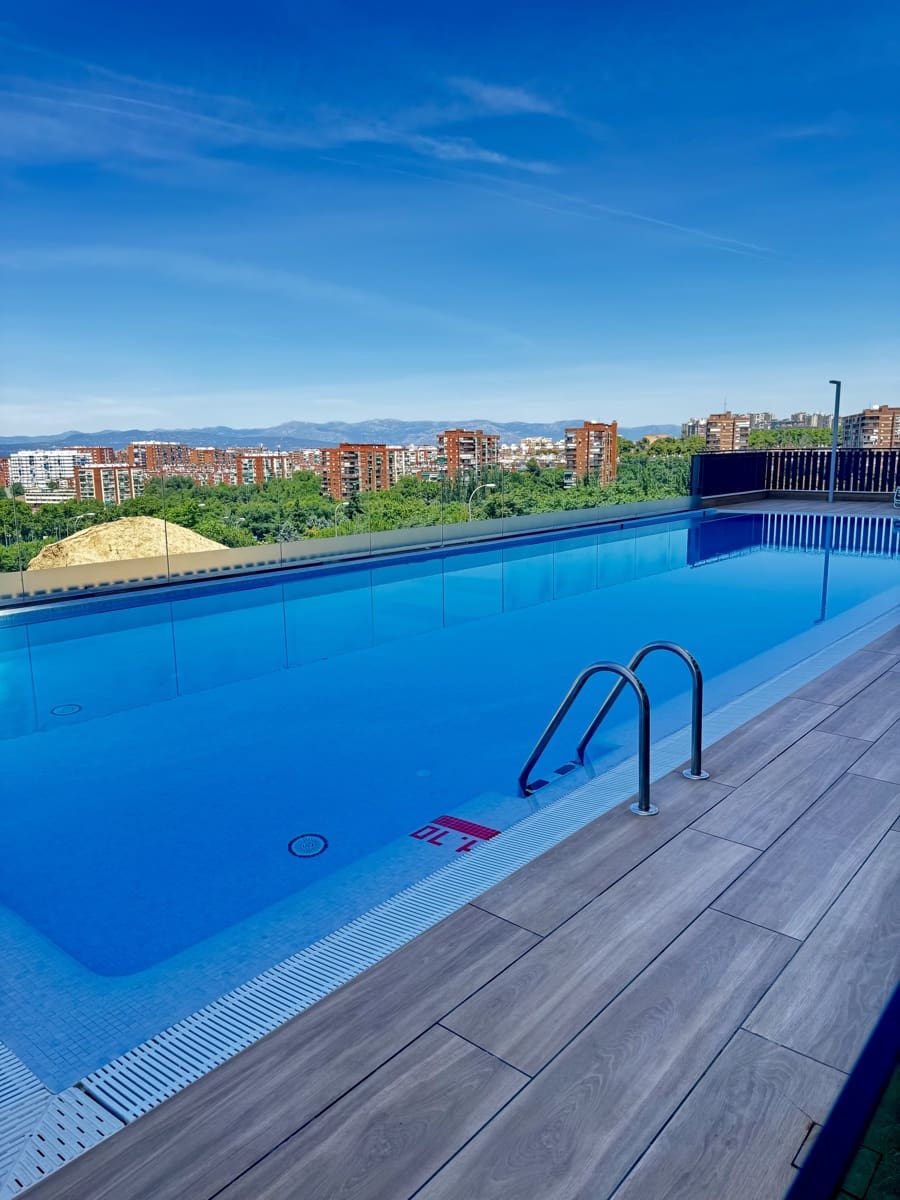 Piso de 2 habitaciones en Madrid ciudad en alquiler con piscina garaje - 2.000 € (Ref: 9935268)