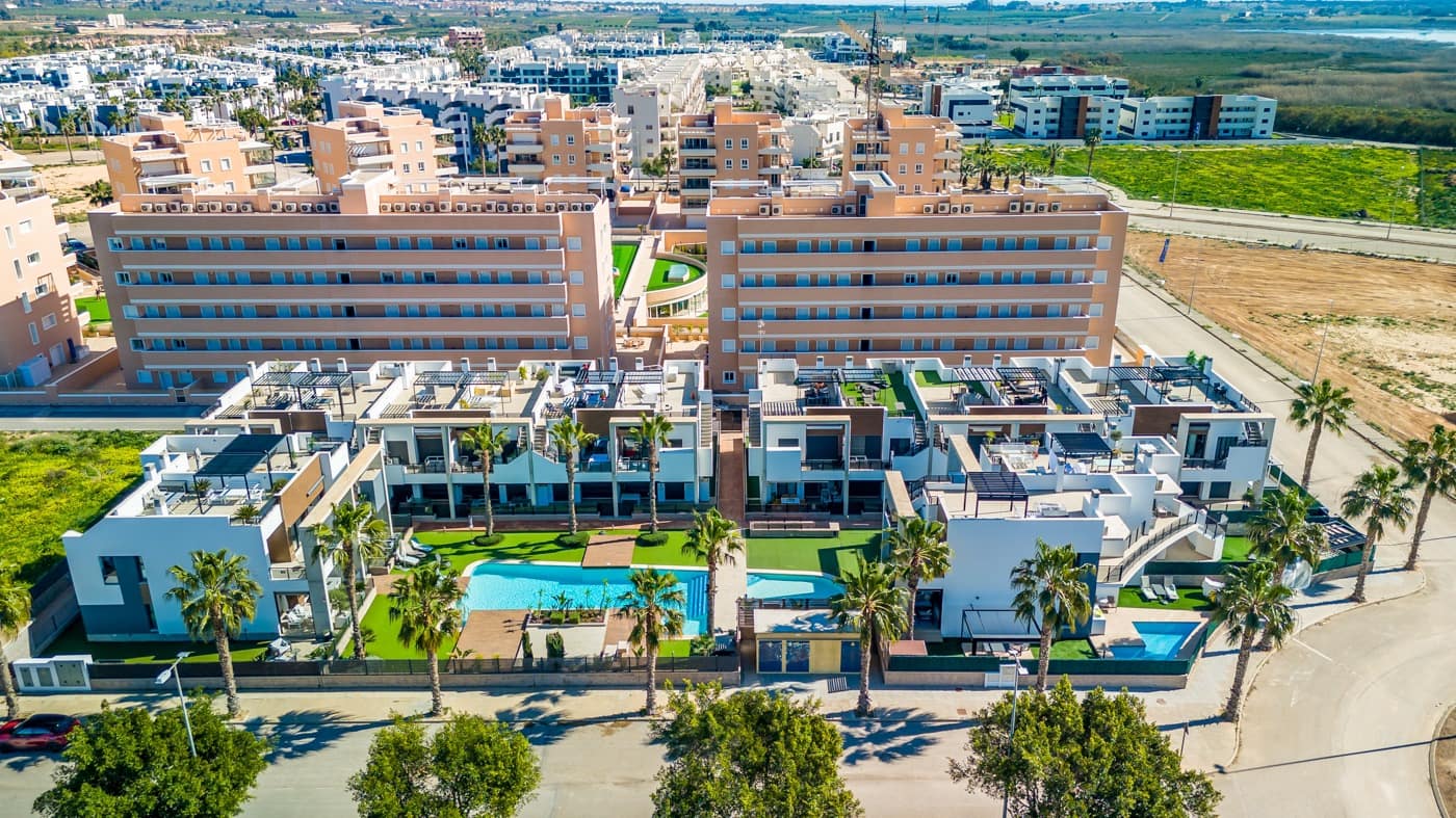 Apartamento de 2 habitaciones en Guardamar del Segura en venta con piscina - 265.000 € (Ref: 9633985)