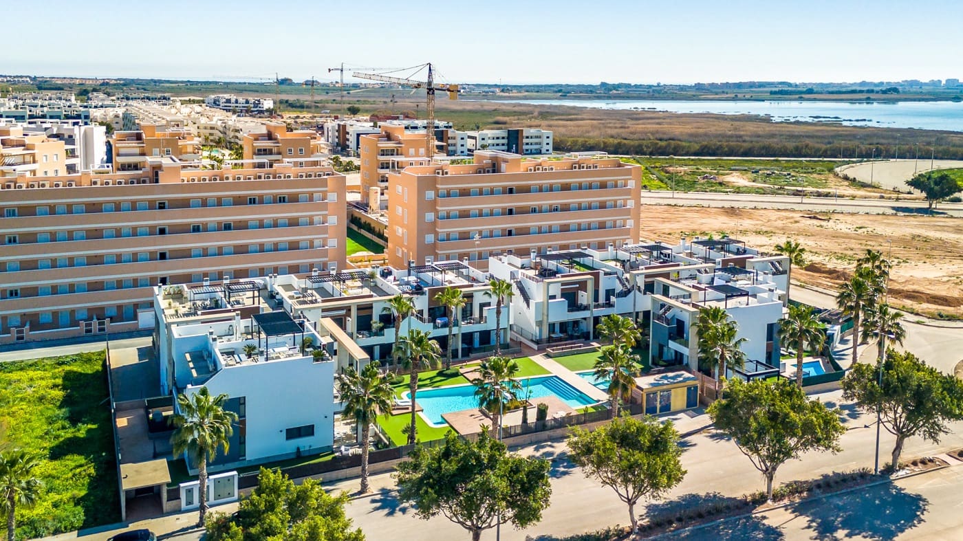 Apartamento de 2 habitaciones en Guardamar del Segura en venta con piscina - 265.000 € (Ref: 9633985)